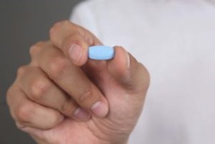 Ai nên sử dụng thuốc PrEP HIV và chi phí của nó là bao nhiêu?
